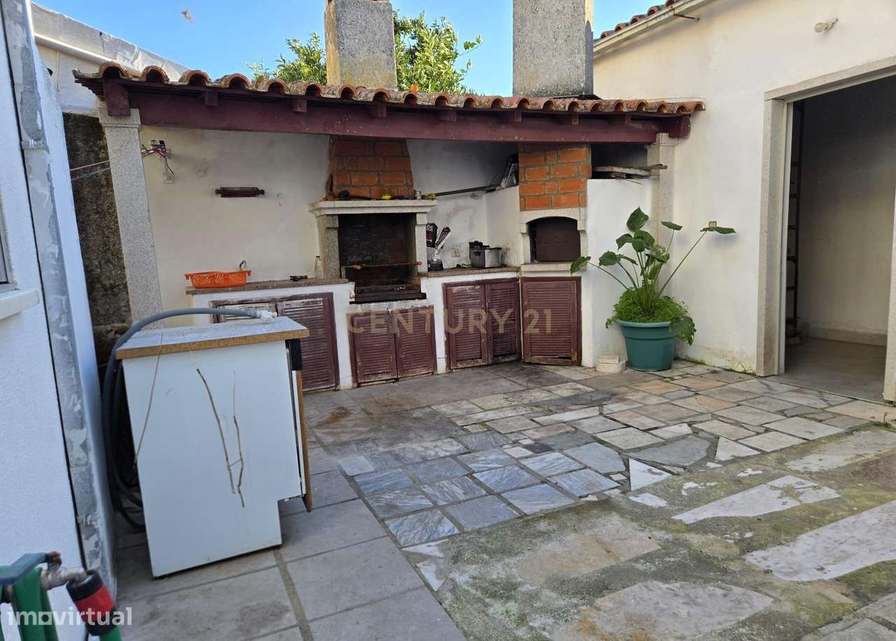 Moradia T4 pronta a habitar no centro de Alcains-19