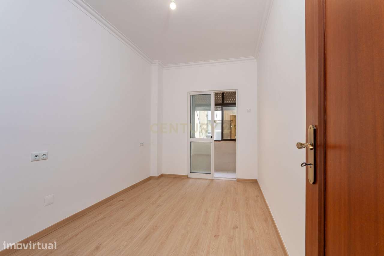 Maravilhoso T1 Remodelado | Moscavide | Excelente Exposição Solar-13