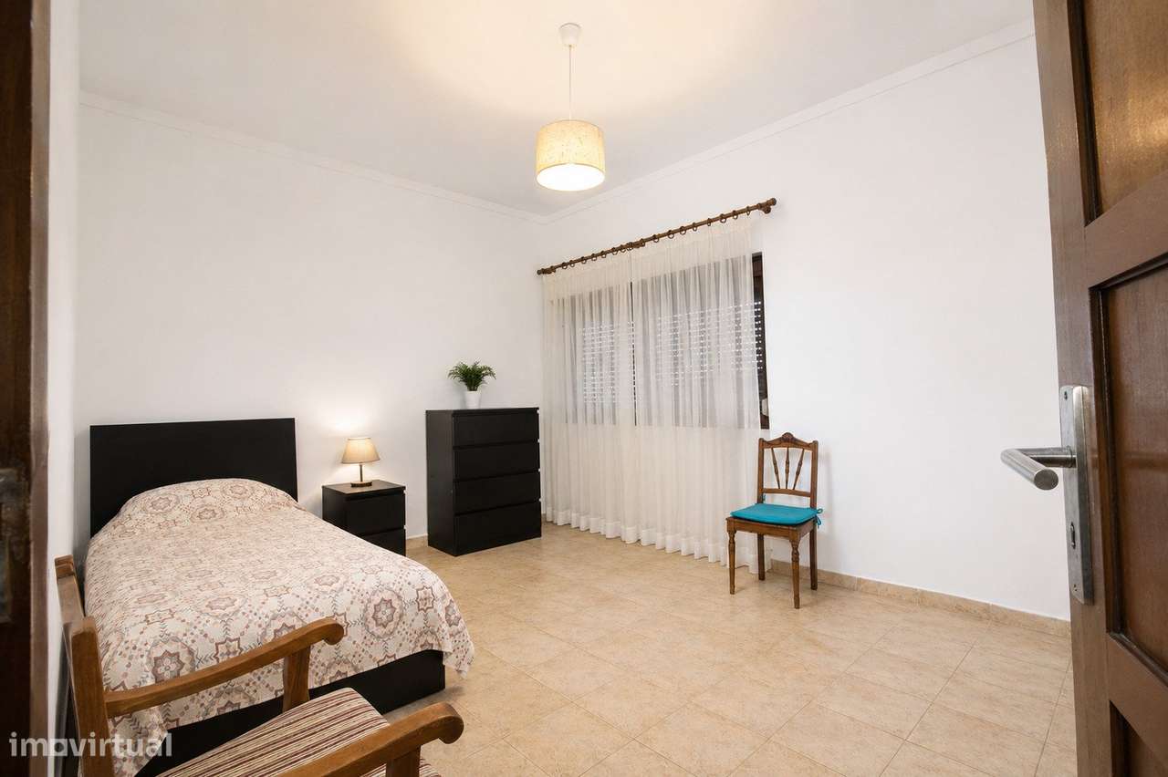 Moradia de Prestígio com T1 Independente, Terraço Panorâmico e Exce...-12