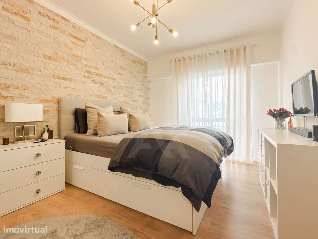 Apartamento T2 renovado e mobilado em Massamá com 107 m² e arrecadação-18