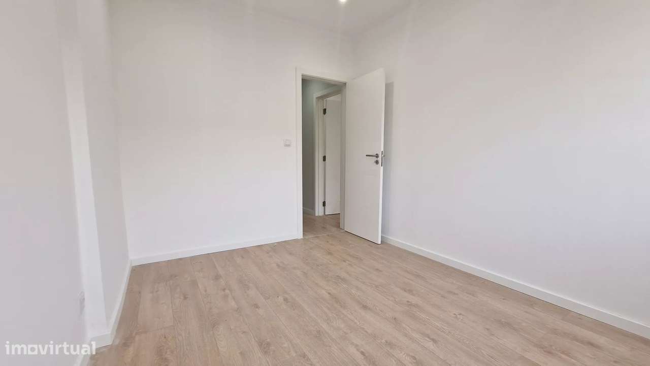 Apartamento Familiar Remodelado com Varandas, Próximo de Transportes e - Grande imagem: 3/7