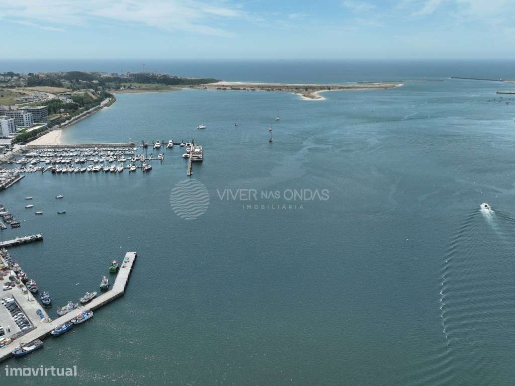 Apartamento T4 com 2 lugares de parqueamento e arrecadação.-27