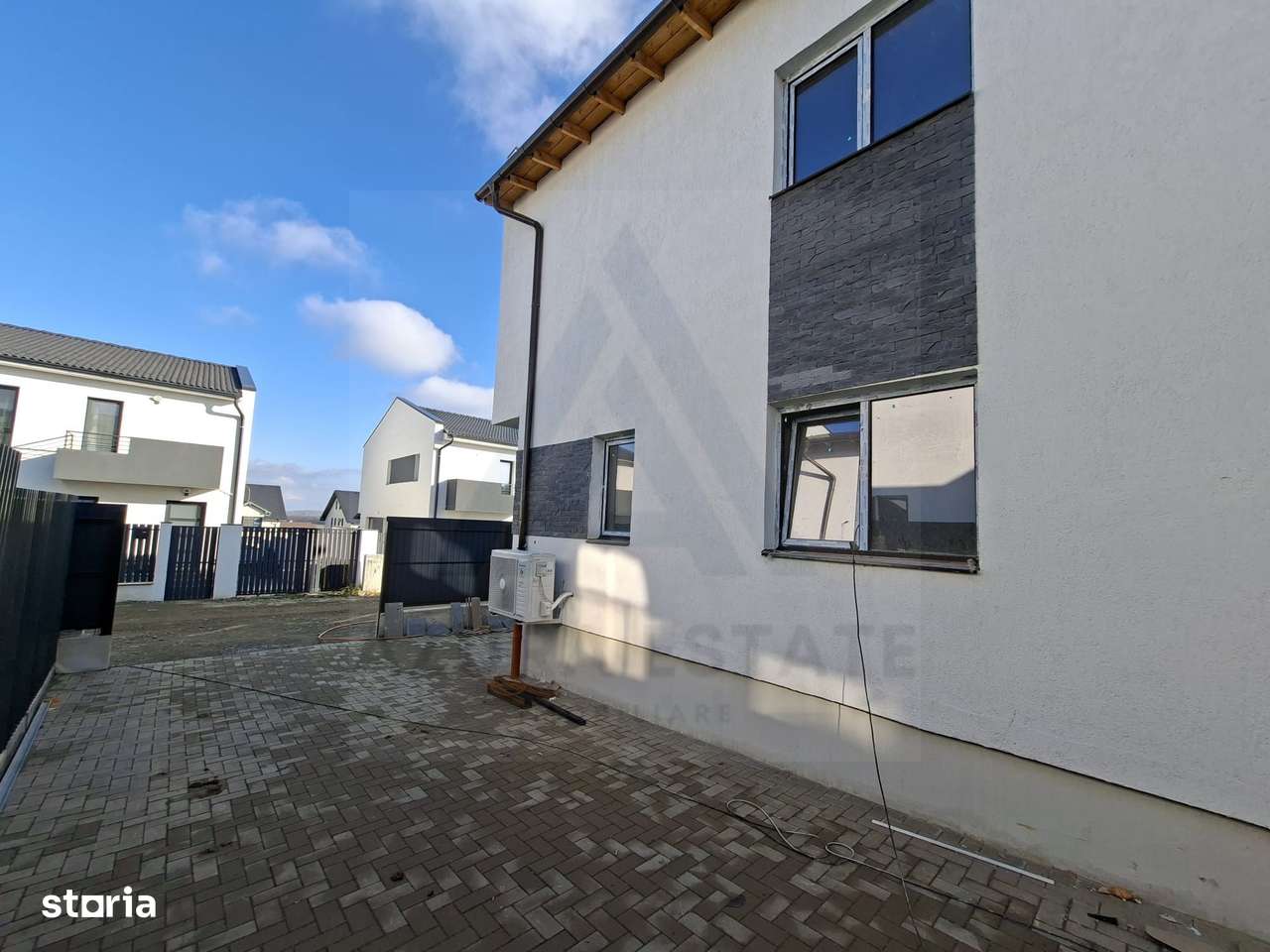 Casa la cheie cu 4 camere 2 bai curte 185 mp liberi pe Calea Cisnadiei - Imagine principală: 4/12