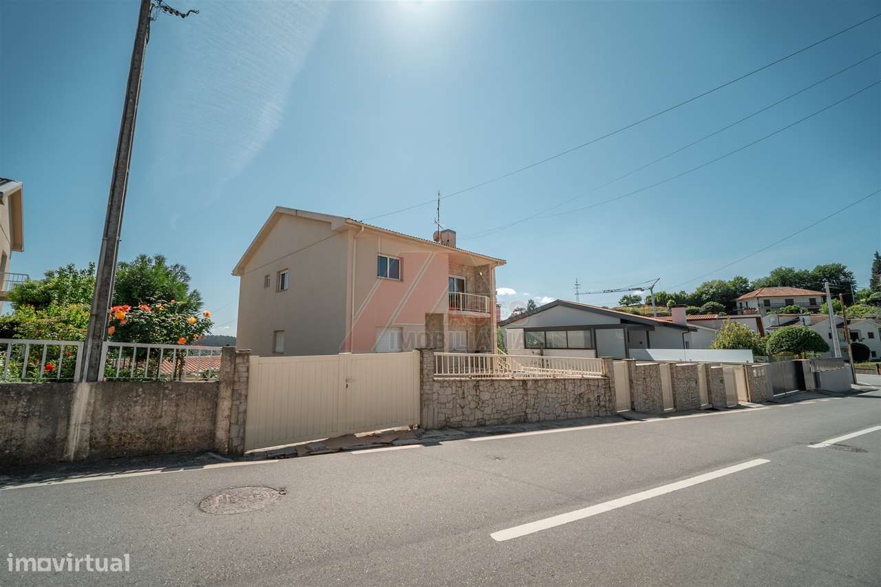 Moradia Espacosa Com 3 Habitacoes Independentes Garagens E Terreno