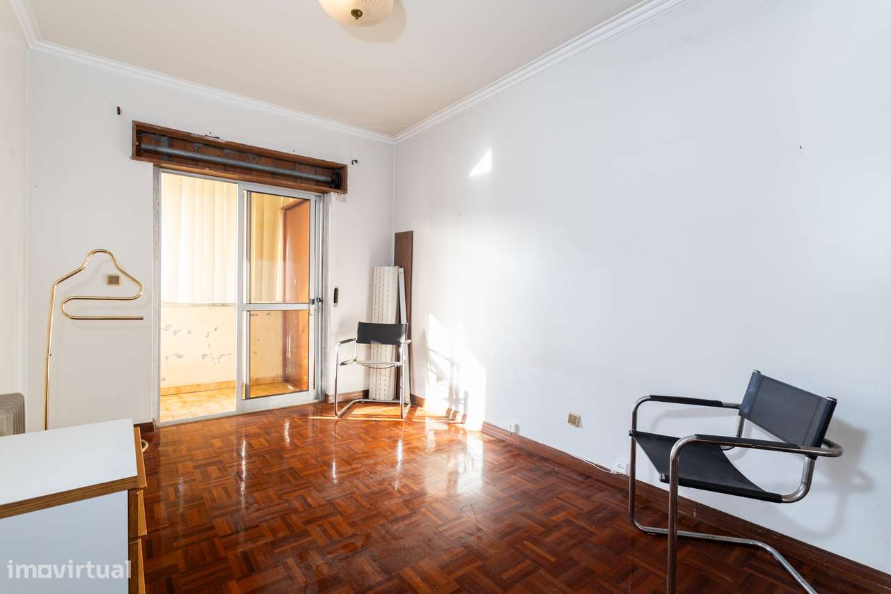 Apartamento T2 na Amadora: Potencial Único com Sótão e Varanda Solaren-14