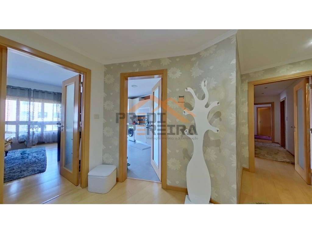 Situado na Urb. Colinas do Cruzeiro, T3 com três varandas e box par...-7