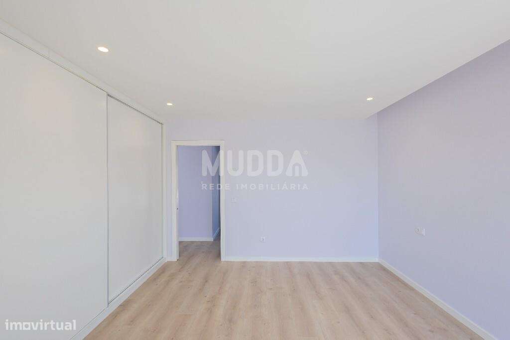 Moradia T4 com Design Contemporâneo e Acabamentos Premium-18