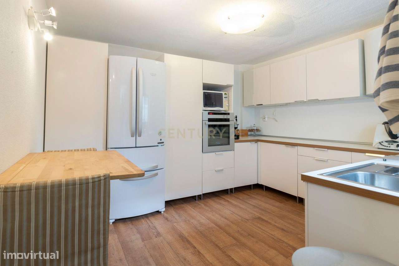 Prédio com dois apartamentos T1 em propriedade horizontal em Almada Ve-5