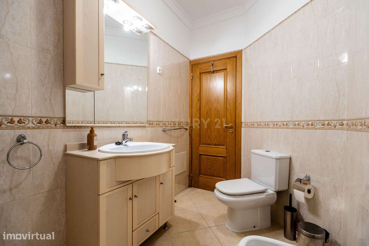 Espaçoso Apartamento T3 no Último Piso com Vista para as Piscinas no O-23