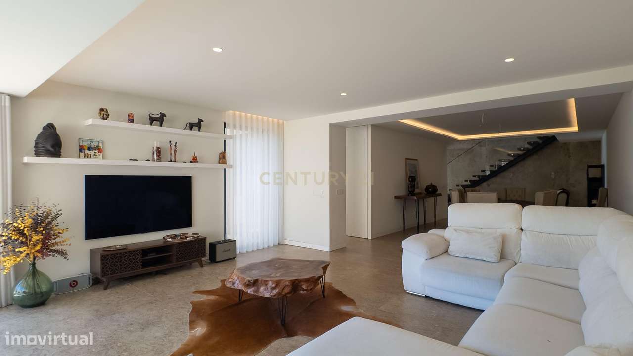 Moradia de Luxo | Construída em 2023 | Design Contemporâneo com Piscin-2