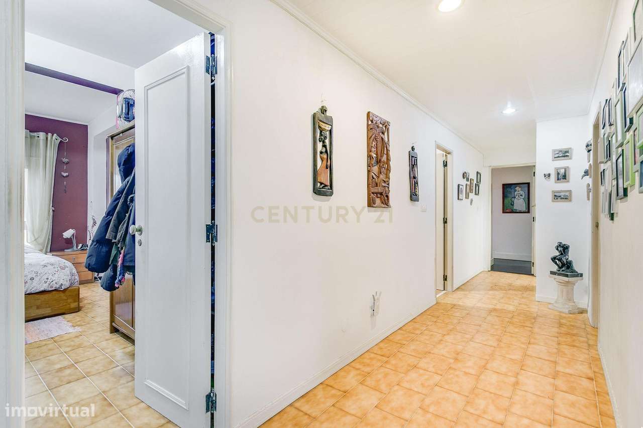 Espaçoso apartamento T4 transformado em T3-7