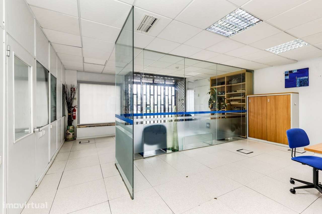 Escritório, loja e armazém com 550 m² em Linda-a-Velha, pronto a funci-32