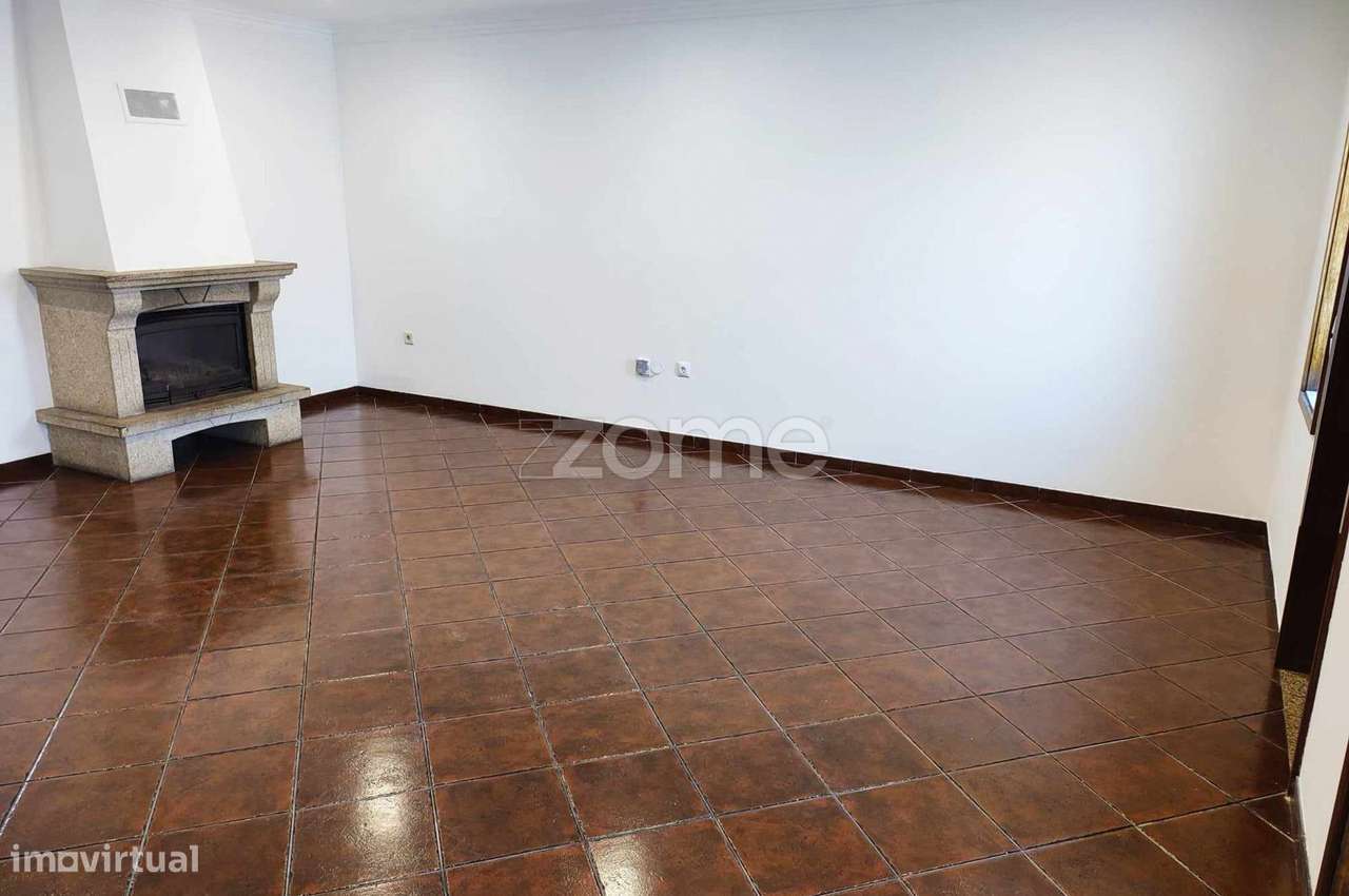 Moradia T3 renovada com 2 frentes Próxima ao centro de Vizela. - Grande imagem: 4/11