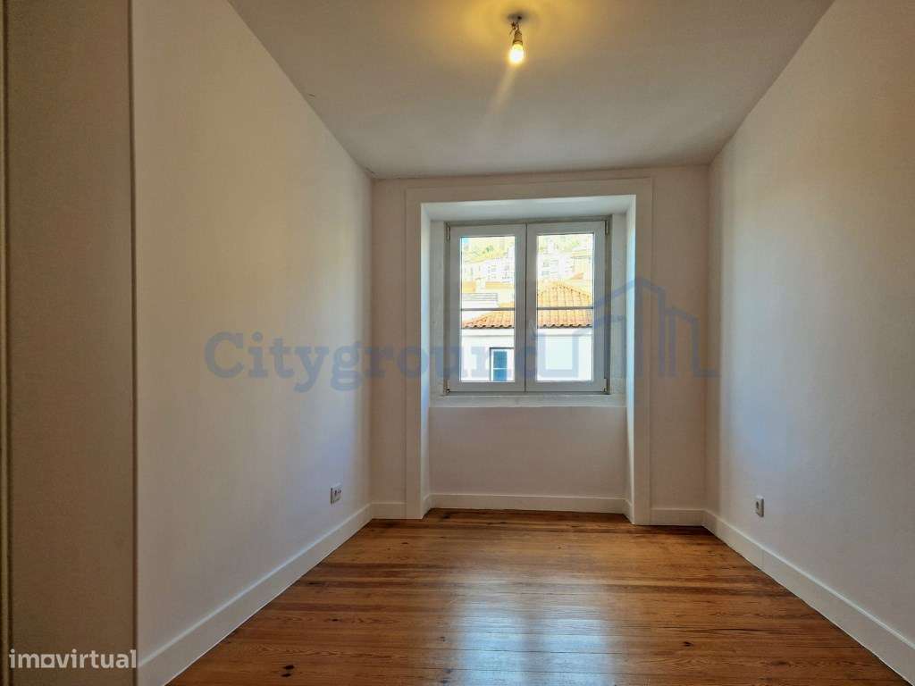 Apartamento T3 na Rua dos Fanqueiros, com vista para o Castelo de S...-13