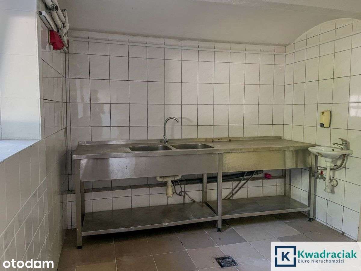 Budynek komercyjny 487 m² z garażami – Jasło, tere-16