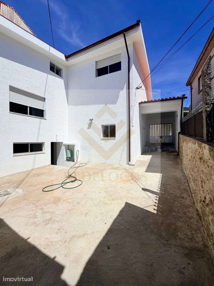 ​Moradia V5 Totalmente Restaurada no Centro de Escapães-25