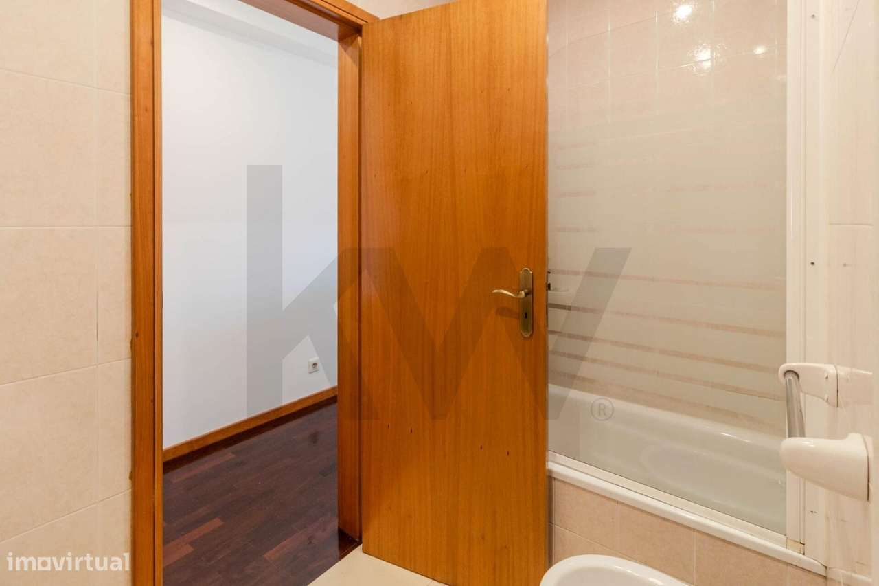 Apartamento T2 ao  centro de Rio Tinto, junto ao Metro, com garagem, e-17