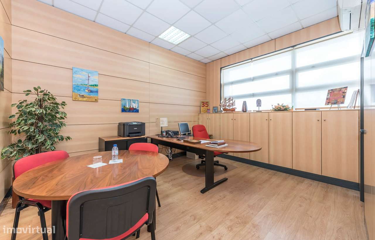 Armazém com Escritórios para Venda – 776 m² | Parque Empresarial em Si-13