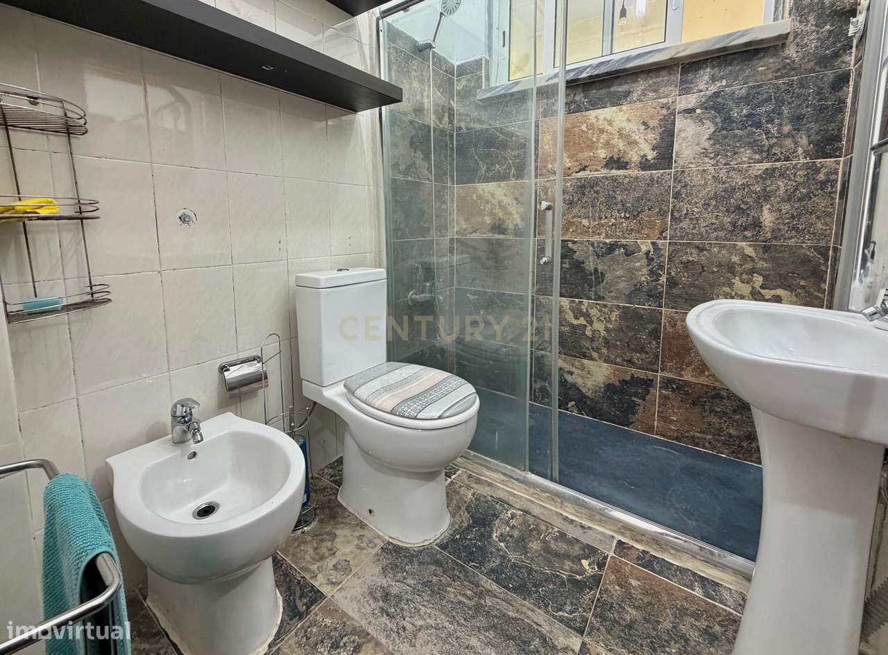 Apartamento T3 transformado em T2 | Amora-12