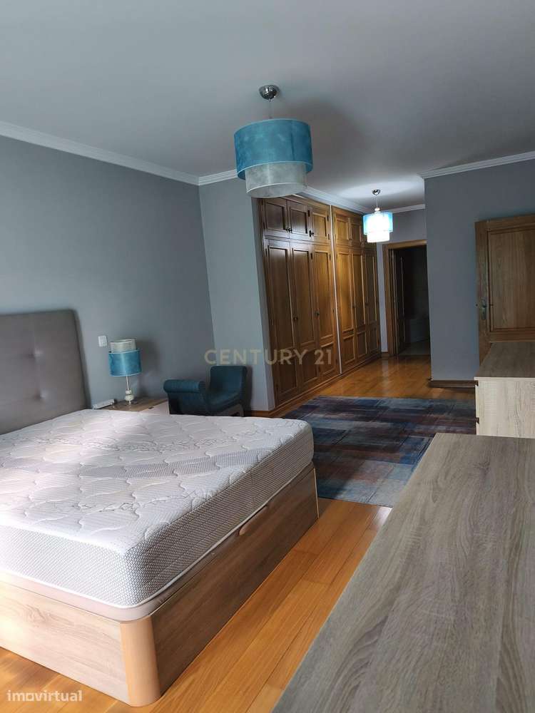Espaço, Elegância e Localização Privilegiada – Andar de Moradia T5 no-8