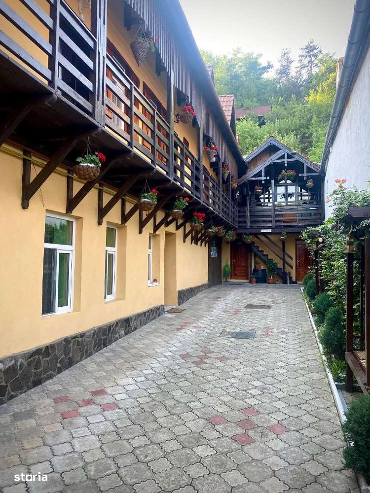 Vand Pensiune cu 7 camere in Sighisoara la 500 metri de Cetate - Imagine principală: 2/16