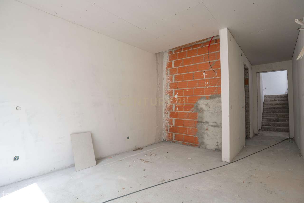 Moradia T3 com Piscina e Jardim em Salir do Porto-22