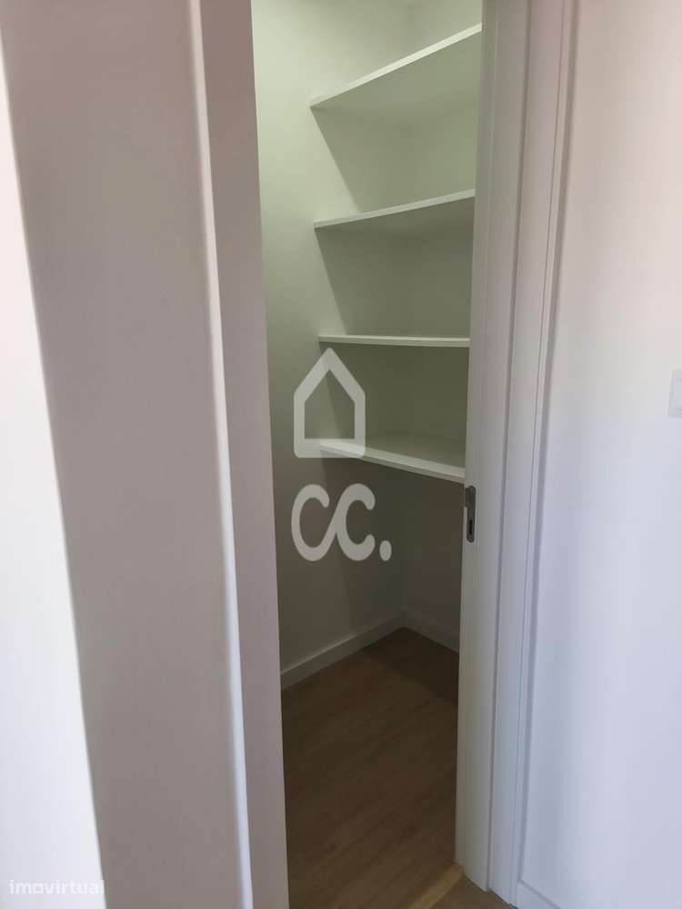 T3 Renovado com 3 Varandas na Amadora-25