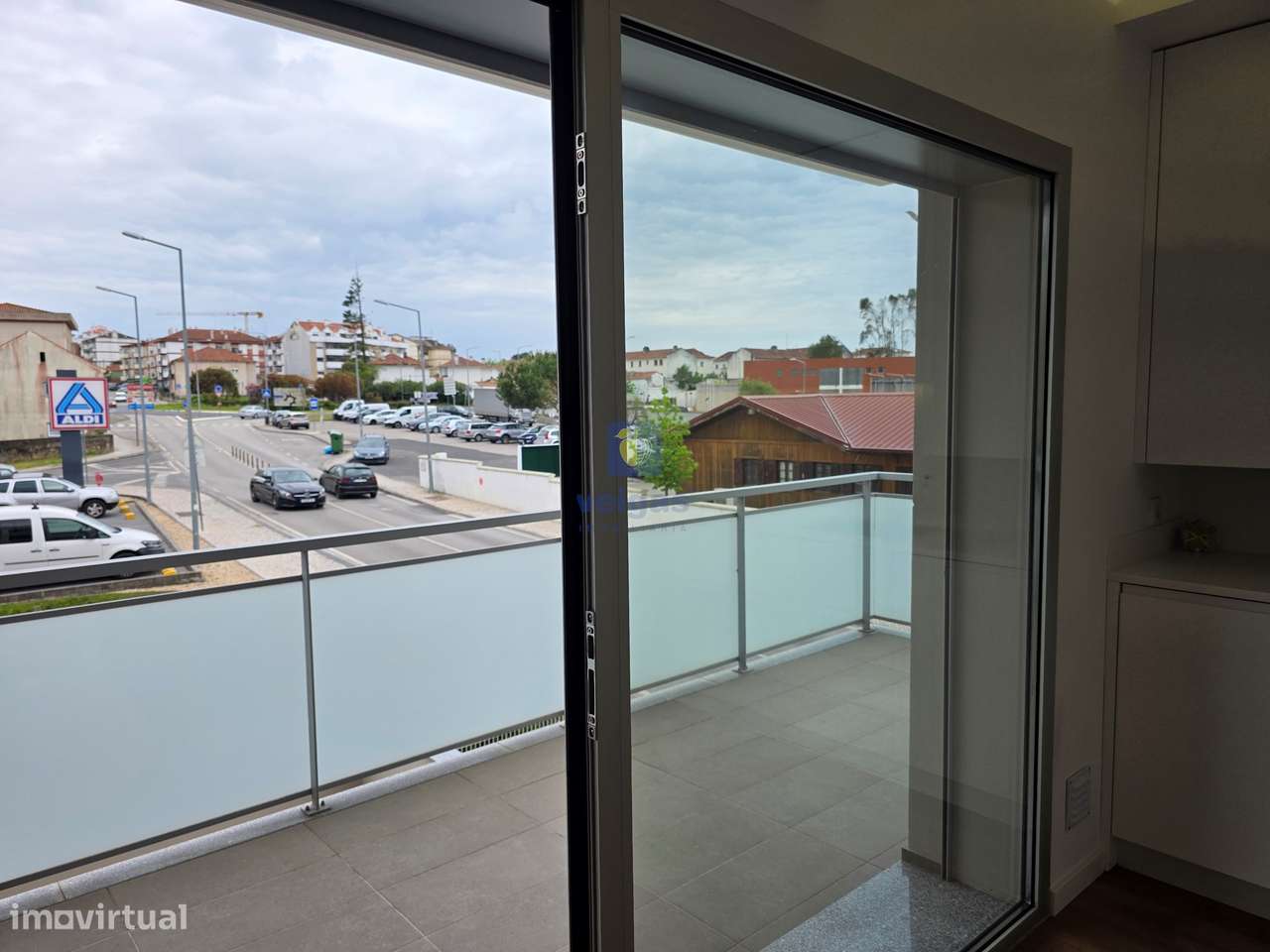 Apartamento semi-novo, T2, 2 WC, box p/ 2 carros e arrumos, em Leiria-10
