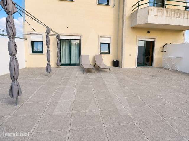 Apartamento T2 com terraço e garagem na Mamarrosa-8