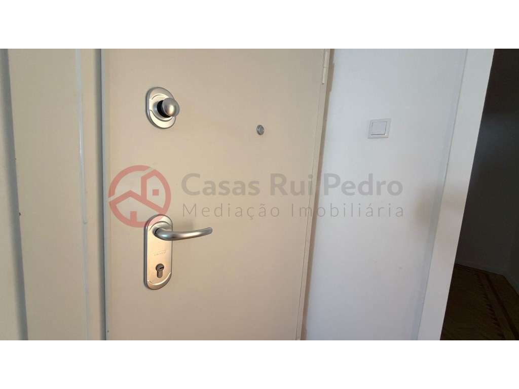Apartamento T2 remodelado em Foros de Amora-27