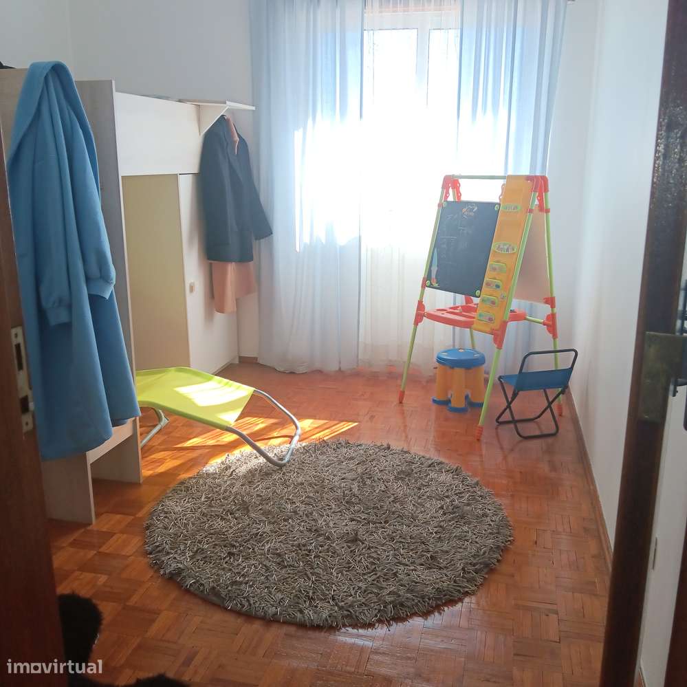Apartamento T2 com varanda e bom potencial-8
