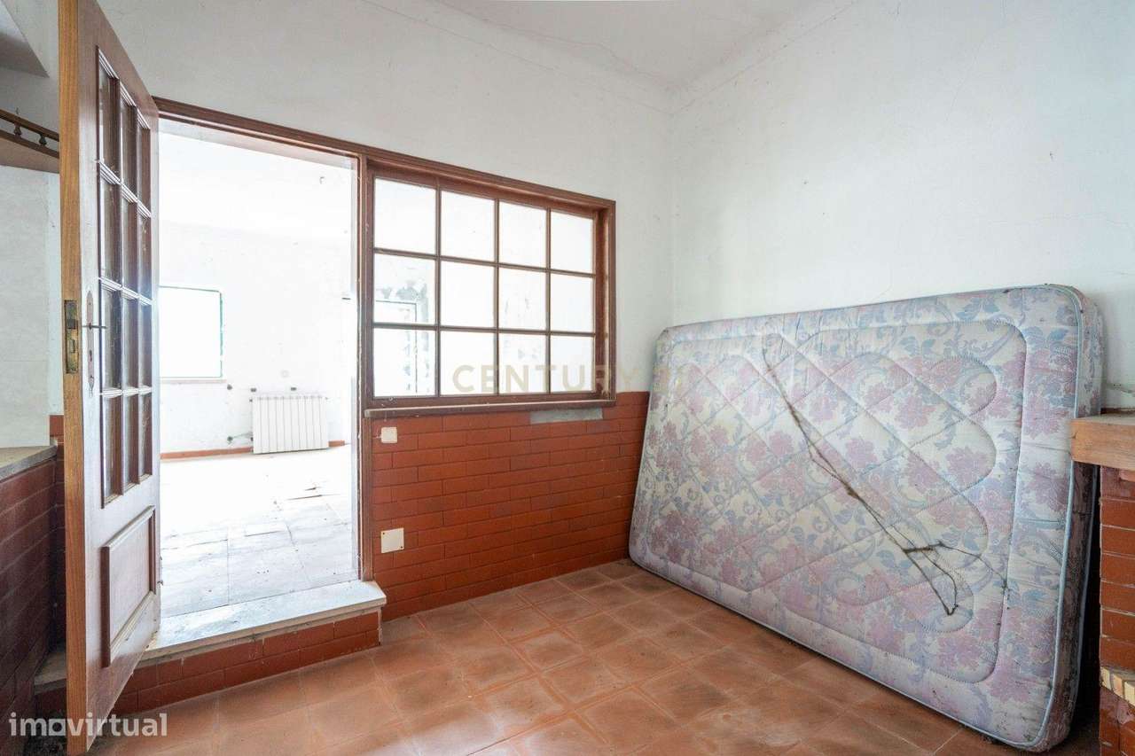 Moradia de dois pisos de tipologia T4 com terreno-19