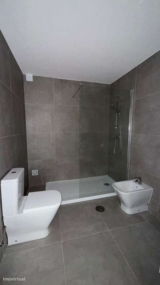 Apartamento T0 com parqueamento e vistas de mar-17