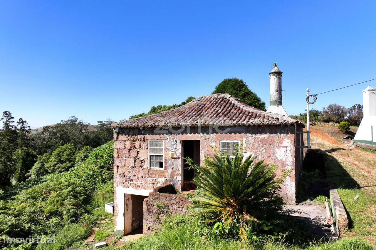 Moradia T2 com terreno rústico em Fonte Pereira, Santo Espírito - Grande imagem: 2/10