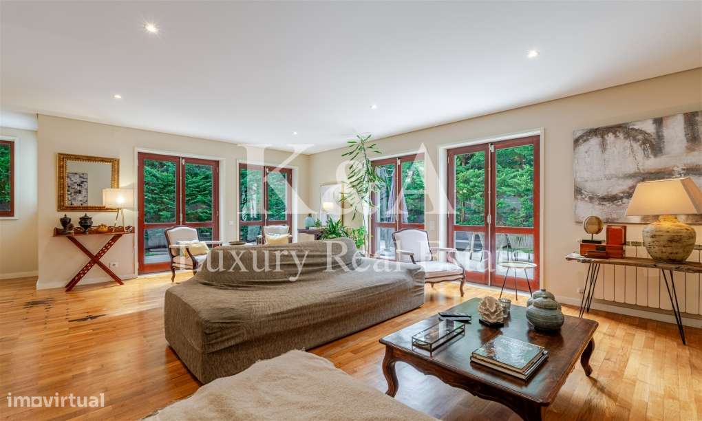 Moradia T4+1 com quatro frentes em zona nobre de Leça da Palmeira. - Grande imagem: 4/24