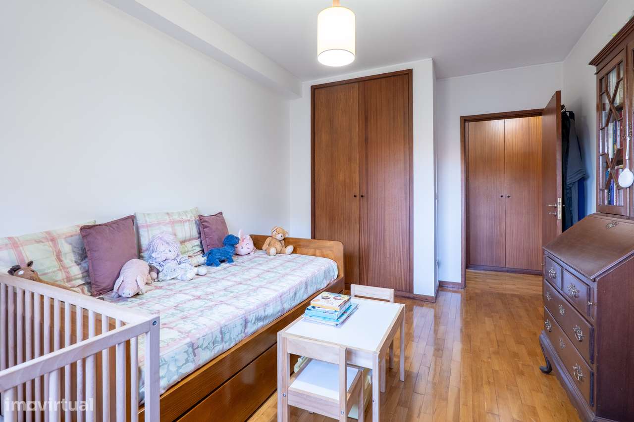 Apartamento T5 Com Excelentes Áreas em Matosinhos-33
