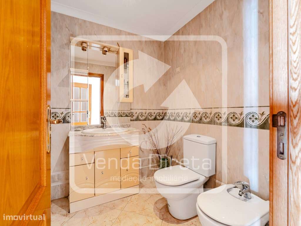 Apartamento T3 com estacionamento - Fidalguinhos, Barreiro-11