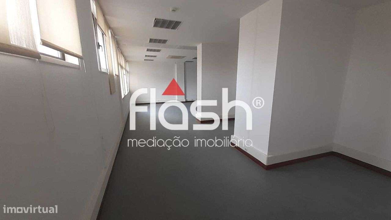 Venda de Espaço de loja/escritórios no Restelo-57