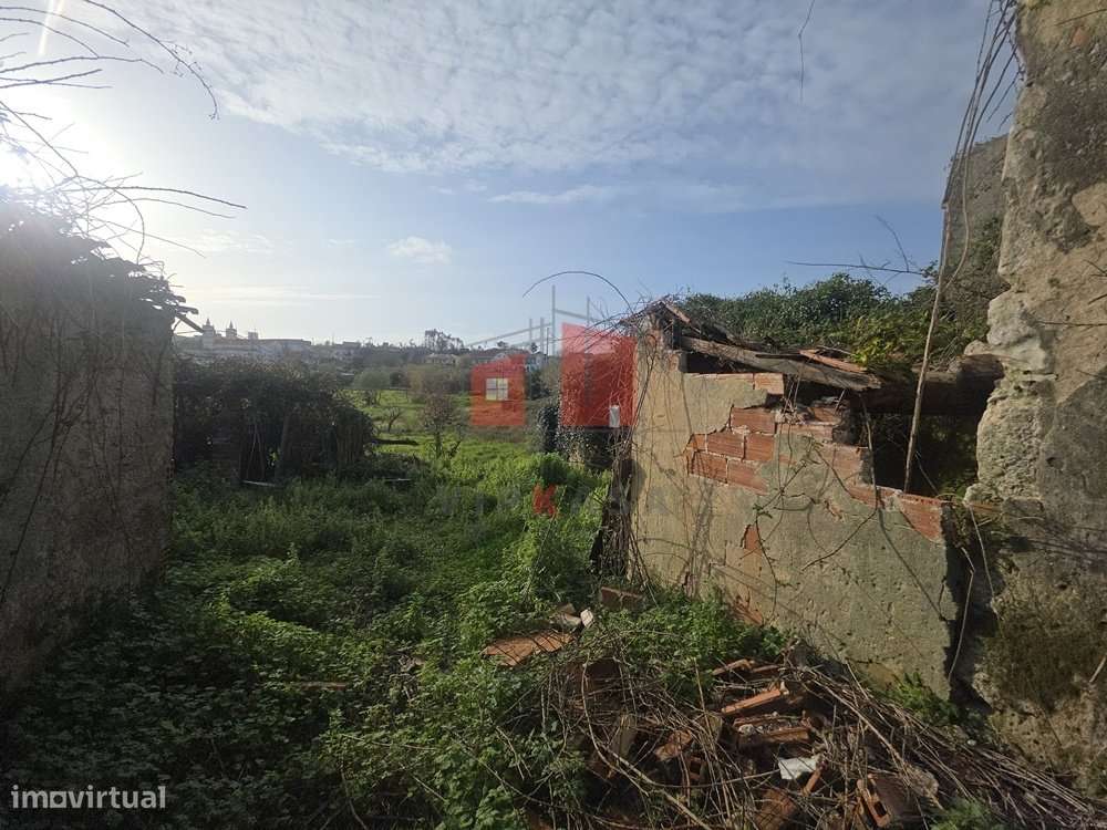Moradia para recuperação total com 1437 m2 de lote-6