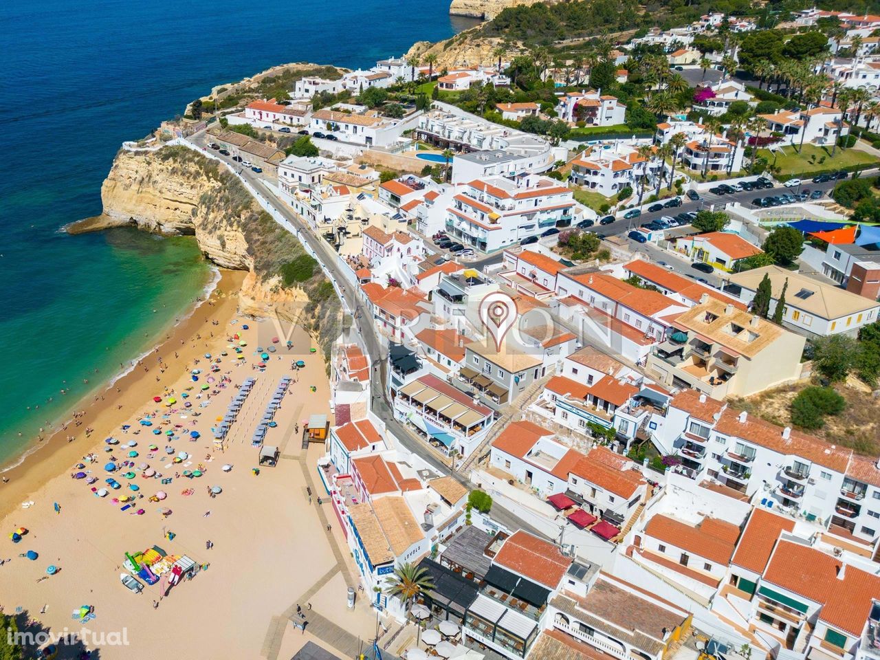 Algarve, Carvoeiro, moradia com 4 estudios independentes, localizada n