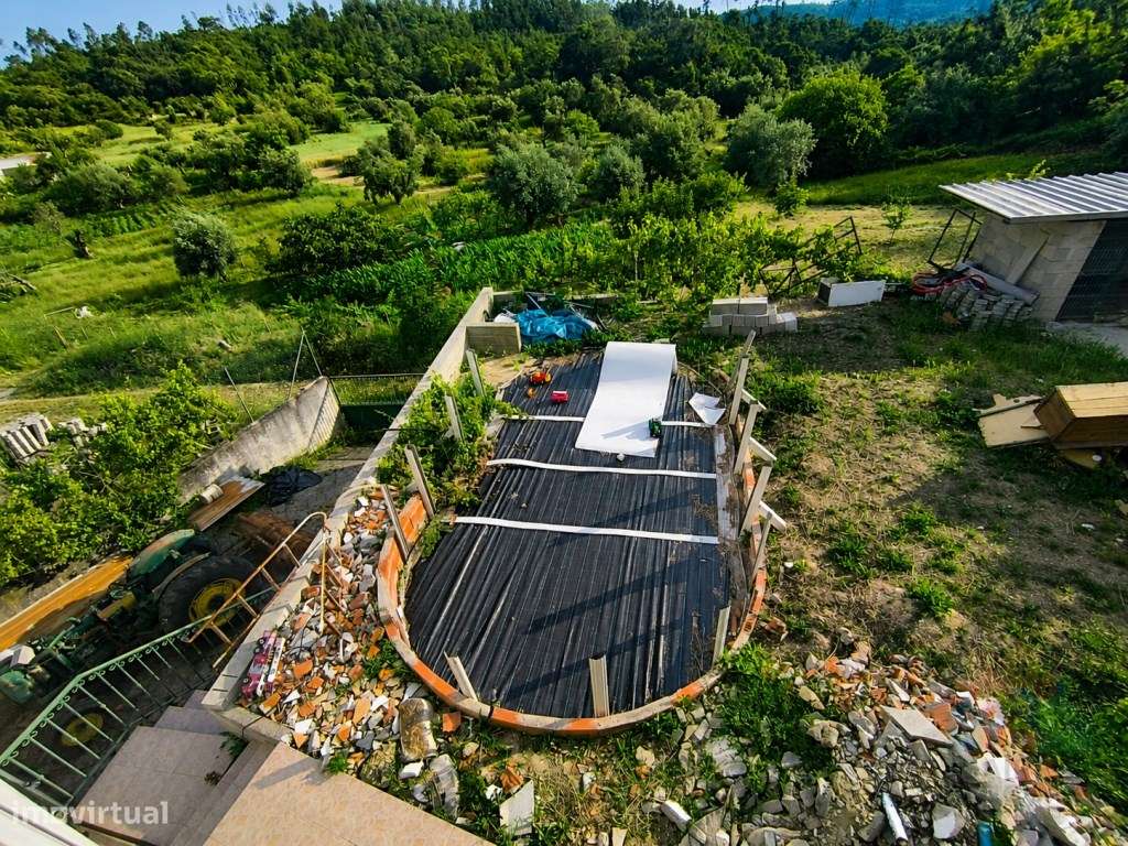 Moradia T4 isolada com terreno e piscina em Tomar-14