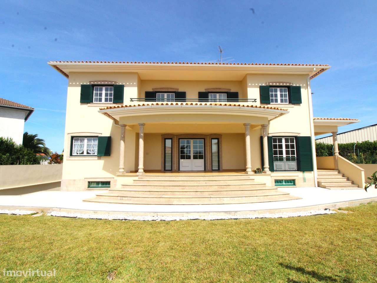 Elegante Moradia T4 Familiar-6