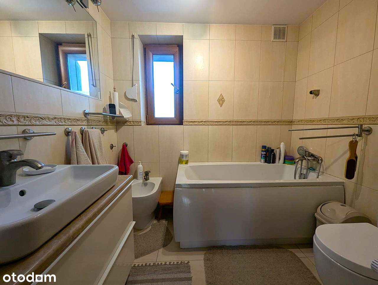 Nowoczesny dom z basenem i garażem w spokojnej okolicy-3