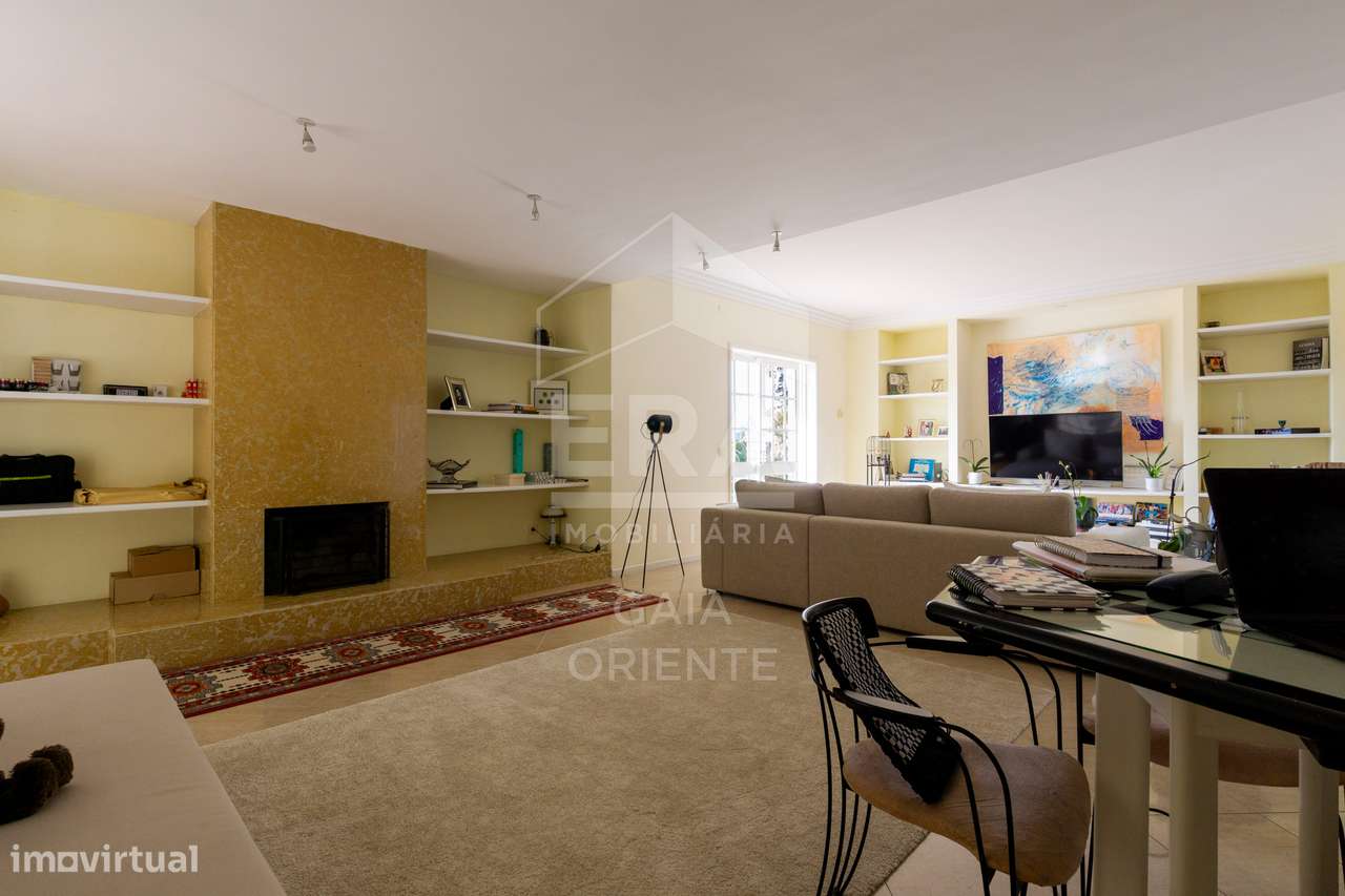 Moradia T8 com jardim e piscinas em Miramar-17