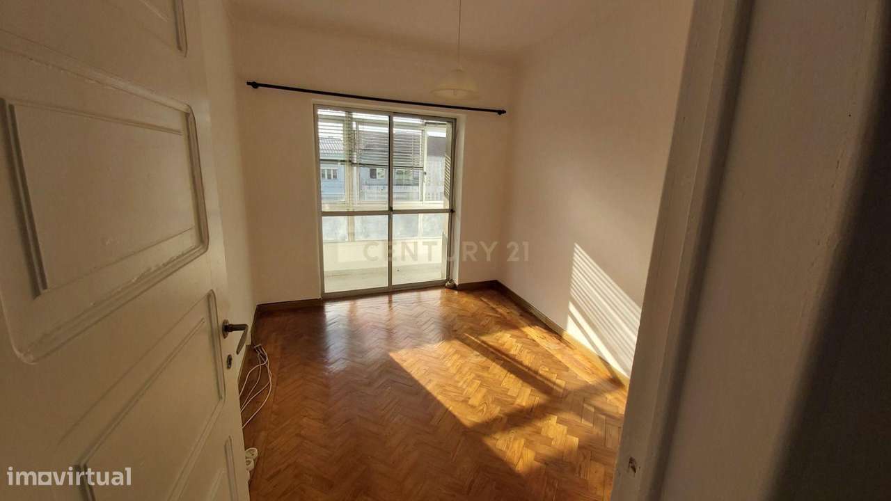 Apartamento T2 em Almada na Av. Nuno Alvares Pereira.-11