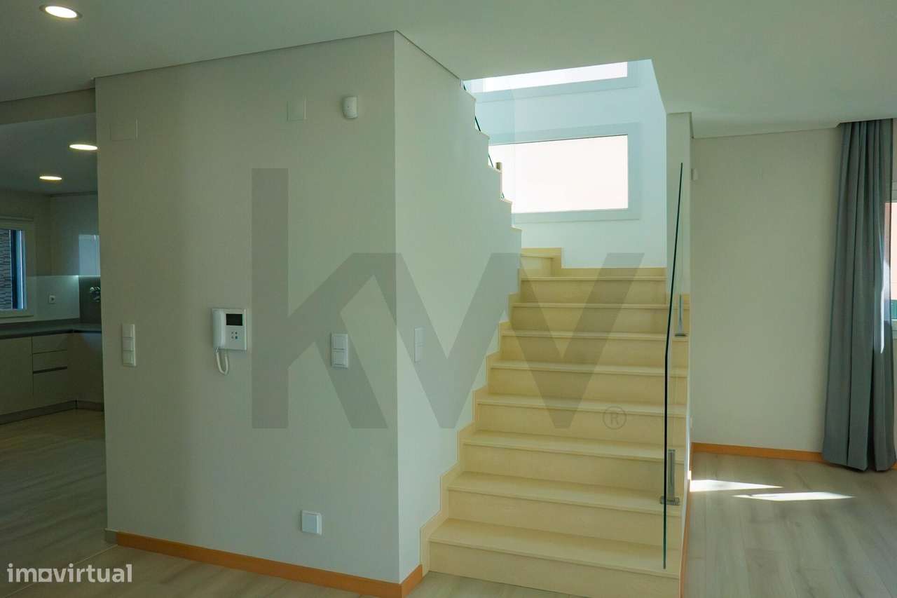 T3 Isolada em Famões: A Estreia Perfeita para a sua Família-12