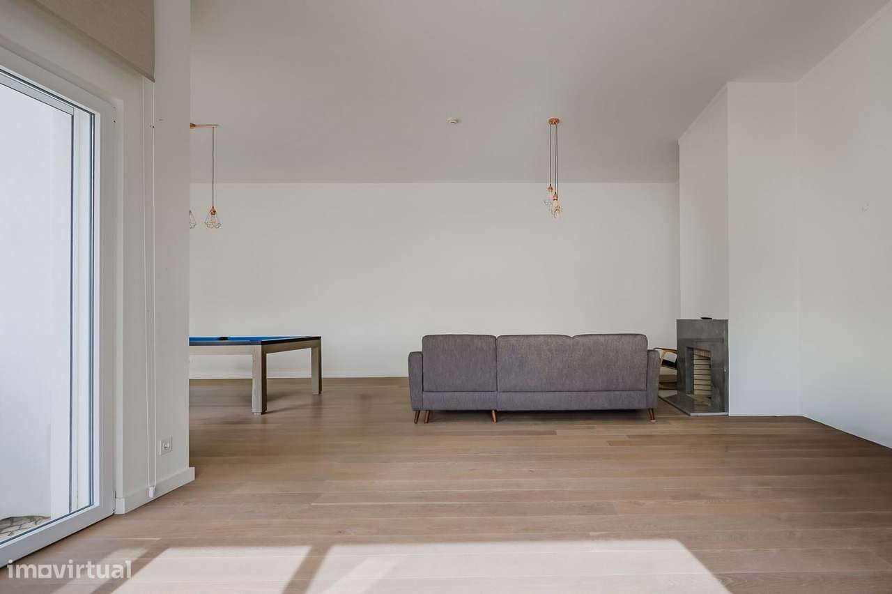 Moradia T4 com Piscina e Terraços Panorâmicos, Parede-13