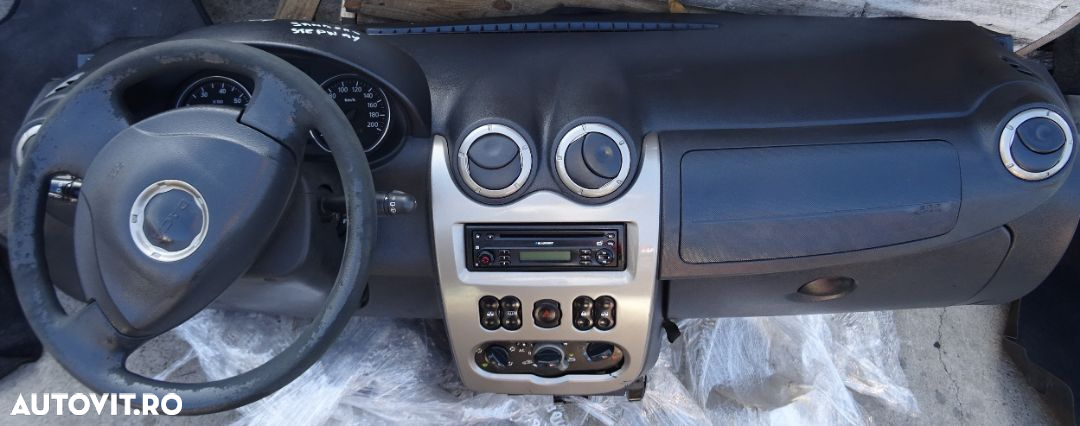 Plansa de bord Dacia Sandero Stepway din 2010 cu airbag volan si pasager - 1