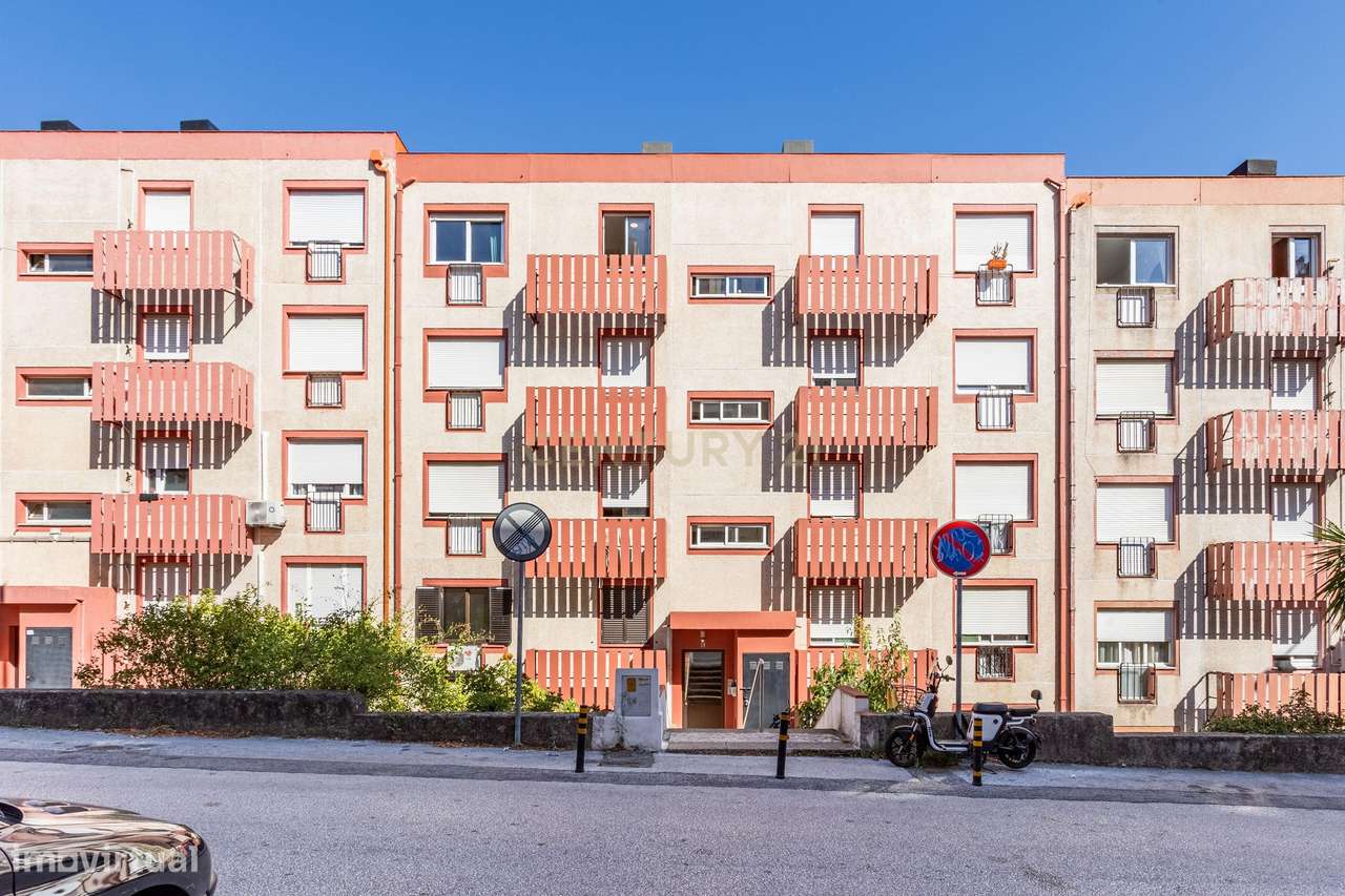 Apartamento T2 com vista desafogada em Santo António dos Cavaleiros-15
