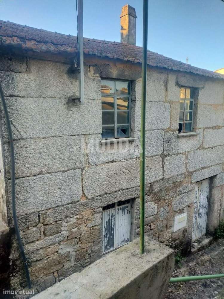 Duas moradias e uma garagem para venda em Gouveia-31